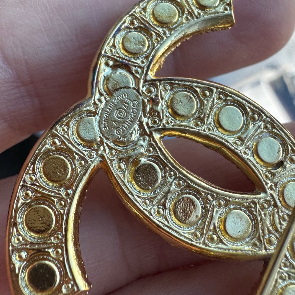 CHANEL Gold and Pearl Brooch - Picture 11 of 14